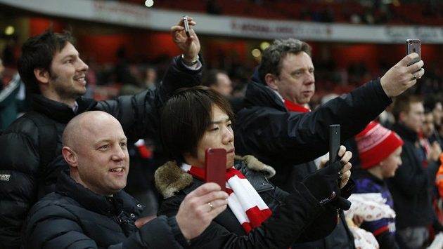 Dvaašedesát liber. Až tolik museli zaplatit fanoušci, kteří chtěli přímo na stadiónu vidět zápas Arsenal - Liverpool. Dvaašedesát liber. Až tolik museli zaplatit fanoušci, kteří chtěli přímo na stadiónu vidět zápas Arsenal - Liverpool.