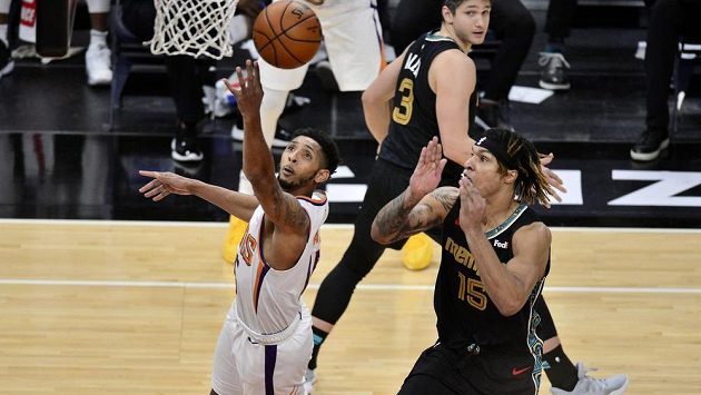 Cameron Payne z Phoenixu a Brandon Clarke (15) z Memphisu. Ilustrační foto. Cameron Payne z Phoenixu a Brandon Clarke (15) z Memphisu. Ilustrační foto.