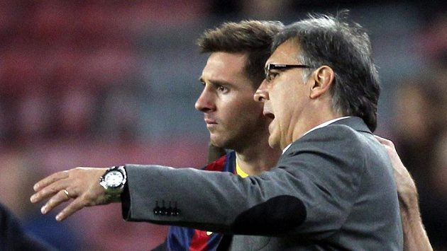 Bývalý kouč Barcelony Gerardo "Tata" Martino (vpravo) v rozhovoru s Lionelem Messim. Bývalý kouč Barcelony Gerardo "Tata" Martino (vpravo) v rozhovoru s Lionelem Messim.