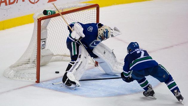Gólman Vancouveru Roberto Luongo inkasuje vlastní gól od spoluhráče Dana Hamhuise. Gólman Vancouveru Roberto Luongo inkasuje vlastní gól od spoluhráče Dana Hamhuise.