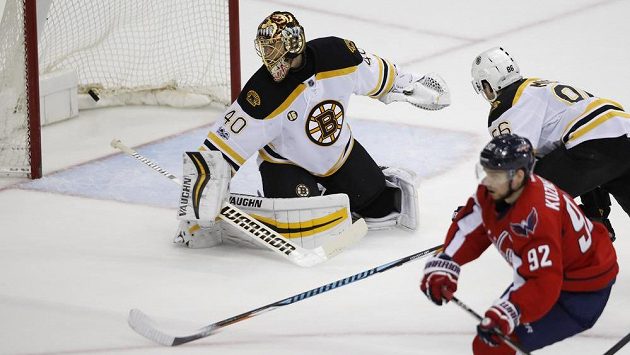 Finský brankář Bostonu Tuukka Rask (40) sleduje puk, který míří do jeho brány po střele Jevgenije Kuzněcova (92) z Washingtonu. Finský brankář Bostonu Tuukka Rask (40) sleduje puk, který míří do jeho brány po střele Jevgenije Kuzněcova (92) z Washingtonu.