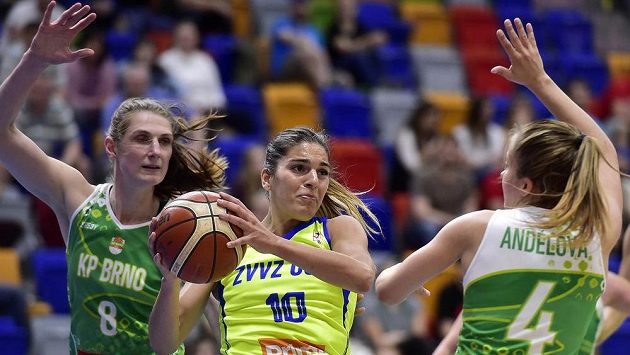 Marta Xargayová (s míčem) z USK mezi brněnskými hráčkami Ilonou Burgrovou (vlevo) a Gabrielou Andělovou ve finále play off basketbalové ligy žen. Marta Xargayová (s míčem) z USK mezi brněnskými hráčkami Ilonou Burgrovou (vlevo) a Gabrielou Andělovou ve finále play off basketbalové ligy žen.