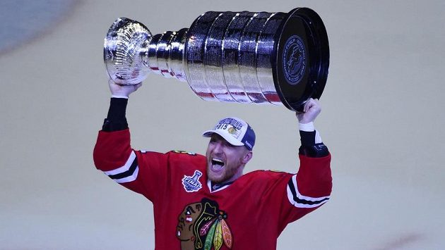 Slovenský útočník ve službách Chicaga Marián Hossa se svým třetím Stanley Cupem. Slovenský útočník ve službách Chicaga Marián Hossa se svým třetím Stanley Cupem.