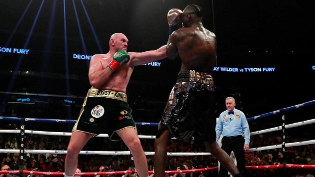 Wilder (vpravo) se brání proti Furyho úderu. Wilder (vpravo) se brání proti Furyho úderu.