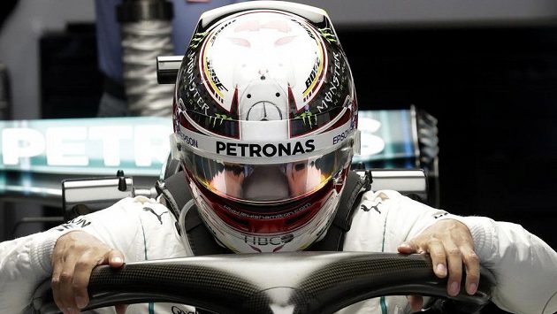 Brit Lewis Hamilton při tréninku na Velkou cenu Číny. Brit Lewis Hamilton při tréninku na Velkou cenu Číny.
