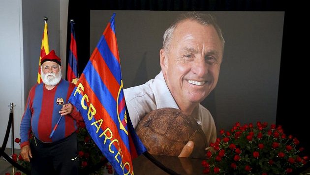 Jeden z fanoušků Barcelony při vzpomínkové akci na Johana Cruyffa na Camp Nou. Jeden z fanoušků Barcelony při vzpomínkové akci na Johana Cruyffa na Camp Nou.
