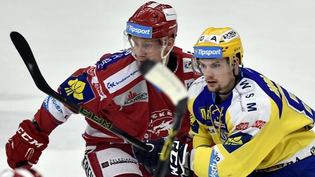 Zlínský útočník Petr Holík (vpravo) v zápase s Třincem. Zlínský útočník Petr Holík (vpravo) v zápase s Třincem.