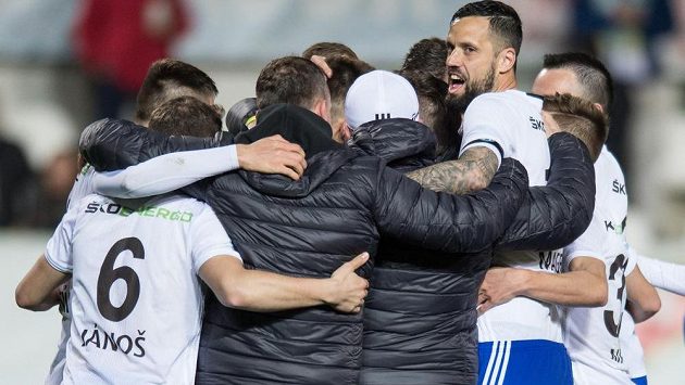 Fotbalisté Mladé Boleslavi postoupili do semifinále MOL Cupu. V pohárovém čtvrtfinále porazili Bohemians Praha 1905 na pokutové kopy. Fotbalisté Mladé Boleslavi postoupili do semifinále MOL Cupu. V pohárovém čtvrtfinále porazili Bohemians Praha 1905 na pokutové kopy.