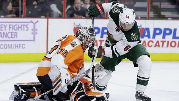 Gólman Philadelphie Michal Neuvirth likviduje šanci Mikaela Granlunda z Minnesoty. Gólman Philadelphie Michal Neuvirth likviduje šanci Mikaela Granlunda z Minnesoty.