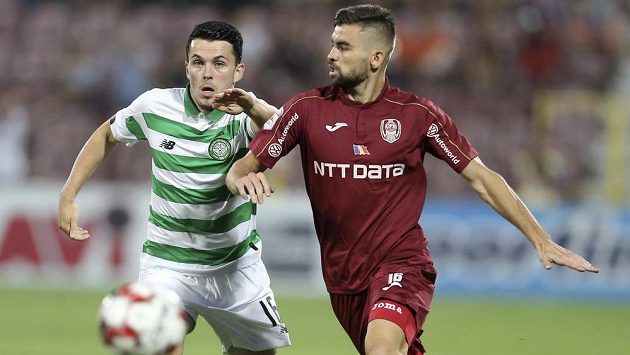 Lewis Morgan (vlevo) z Celticu bojuje v úvodním utkání 3. předkola Ligy mistrů o míč s Mateem Sušičem z Kluže. Lewis Morgan (vlevo) z Celticu bojuje v úvodním utkání 3. předkola Ligy mistrů o míč s Mateem Sušičem z Kluže.