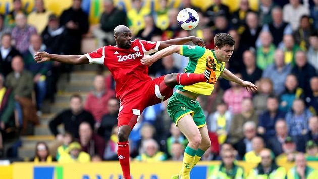Momentka ze zápasu Norwich - West Brom 0:1. Jonny Howson (vpravo) v dresu domácích Kanárků bojuje o míč s Yousouffem Mulumbem z hostujícího celku. Momentka ze zápasu Norwich - West Brom 0:1. Jonny Howson (vpravo) v dresu domácích Kanárků bojuje o míč s Yousouffem Mulumbem z hostujícího celku.