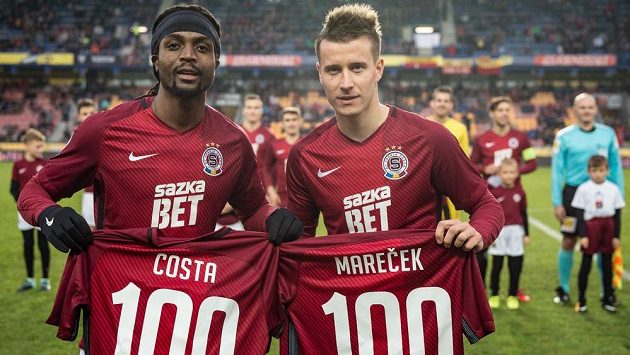 Costa (vlevo) a Lukáš Mareček před utkáním s Jihlavou s dresy za 100 ligových startů ve Spartě. Costa (vlevo) a Lukáš Mareček před utkáním s Jihlavou s dresy za 100 ligových startů ve Spartě.