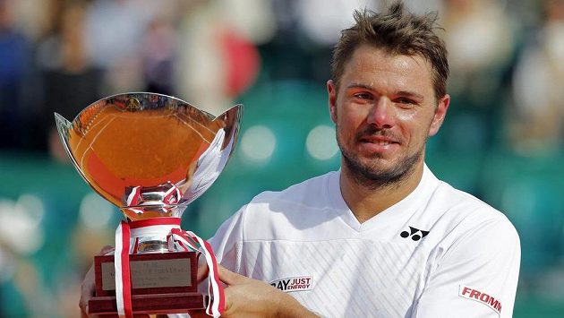 Švýcarský tenista Stanislas Wawrinka s trofejí pro vítěze turnaje v Monte Carlu. Švýcarský tenista Stanislas Wawrinka s trofejí pro vítěze turnaje v Monte Carlu.