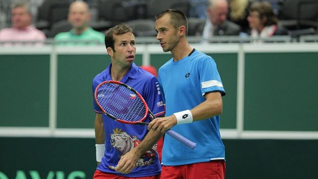Lukáš Rosol (vpravo) a Radek Štěpánek při čtyřhře proti Francouzům Nicolasi Mahutovi a Pierreu-Huguesu Herbertovi. Spolu budou hrát i na OH. Lukáš Rosol (vpravo) a Radek Štěpánek při čtyřhře proti Francouzům Nicolasi Mahutovi a Pierreu-Huguesu Herbertovi. Spolu budou hrát i na OH.