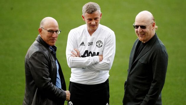 Trenér Manchesteru United Ole Gunnar Solskjaer (uprostřed) a majitelé klubu Joel Glazer a Avram Glazer. Trenér Manchesteru United Ole Gunnar Solskjaer (uprostřed) a majitelé klubu Joel Glazer a Avram Glazer.