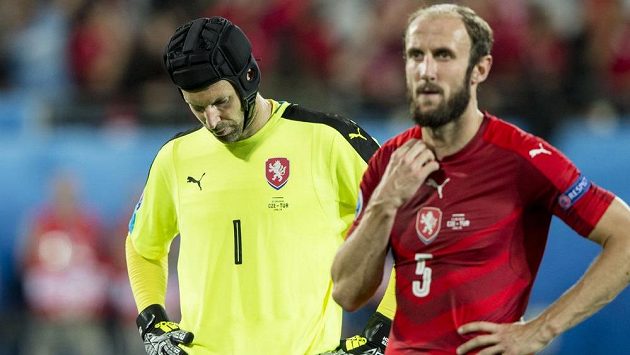 Zklamání v tváři českých fotbalistů po porážce s Tureckem. Zleva brankář Petr Čech a stoper Roman Hubník. Zklamání v tváři českých fotbalistů po porážce s Tureckem. Zleva brankář Petr Čech a stoper Roman Hubník.