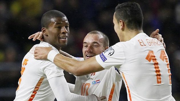 Nizozemci Georginio Wijnaldum (zleva), Wesley Sneijder a Anwar El Ghazi jásají po prvním gólu proti Kazachstánu. Nizozemci Georginio Wijnaldum (zleva), Wesley Sneijder a Anwar El Ghazi jásají po prvním gólu proti Kazachstánu.