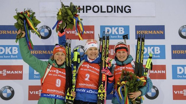 Nejlepší biatlonistky ze závodu s hromadným startem v Rupholdingu - vlevo druhá Němka Laura Dahlmeierová, uprostřed vítězná Finka Kaisa Mäkäräinenová a vpravo třetí Veronika Vítková. Nejlepší biatlonistky ze závodu s hromadným startem v Rupholdingu - vlevo druhá Němka Laura Dahlmeierová, uprostřed vítězná Finka Kaisa Mäkäräinenová a vpravo třetí Veronika Vítková.