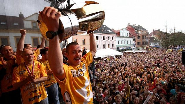 Litvínov slavil s fanoušky extraligový titul. Mistrovský pohár zvedá nad hlavu útočník Jakub Petružálek. Litvínov slavil s fanoušky extraligový titul. Mistrovský pohár zvedá nad hlavu útočník Jakub Petružálek.
