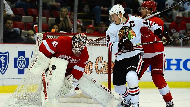 Jonas Gustavsson v brance Detroitu se v utkání s Chicagem snaží eliminovat akci Jonathana Toewse. Jonas Gustavsson v brance Detroitu se v utkání s Chicagem snaží eliminovat akci Jonathana Toewse.