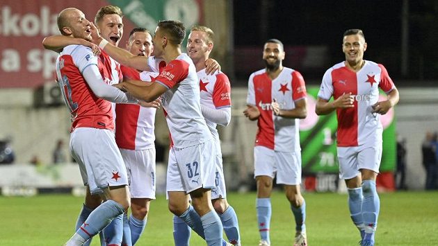 Hráči Slavie se radují ze čtvrtého gólu. Hráči Slavie se radují ze čtvrtého gólu.