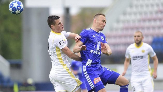 Ondřej Bačo ze Zlína a Pavel Dvořák z Olomouce v akci během odvetného utkání semifinále skupiny o Evropu nejvyšší fotbalové soutěže. Ondřej Bačo ze Zlína a Pavel Dvořák z Olomouce v akci během odvetného utkání semifinále skupiny o Evropu nejvyšší fotbalové soutěže.