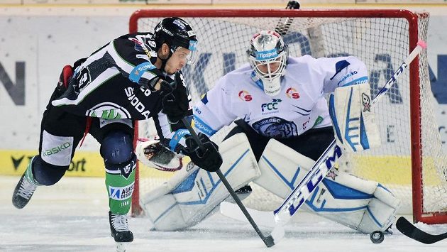 Boleslavský Martin Látal před brankářem Liberce Markem Schwarzem. Boleslavský Martin Látal před brankářem Liberce Markem Schwarzem.