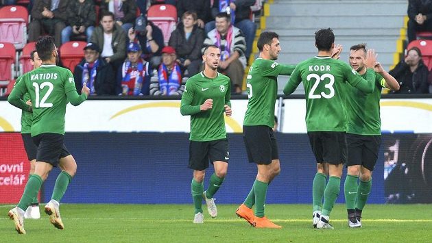 Příbramští fotbalisté se radují v Plzni z branky, kterou vstřelil Antonín Fantiš (vpravo). Příbramští fotbalisté se radují v Plzni z branky, kterou vstřelil Antonín Fantiš (vpravo).