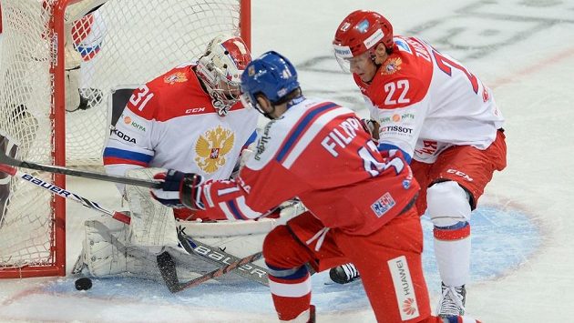 Český útočník Tomáš Filippi (41) dotírá na ruského brankáře Ilju Sorokina (31). Český útočník Tomáš Filippi (41) dotírá na ruského brankáře Ilju Sorokina (31).