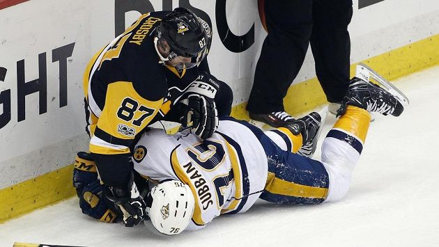 Kapitán Pittsburghu Sidney Crosby (nahoře) si vyřizuje účty s obráncem Nashvillu P.K. Subbanem. Kapitán Pittsburghu Sidney Crosby (nahoře) si vyřizuje účty s obráncem Nashvillu P.K. Subbanem.