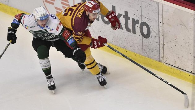 Marek Baránek z Energie Karlovy Vary a David Kajínek z Jihlavy v souboji během utkání 5. kola baráže o hokejovou extraligu. Marek Baránek z Energie Karlovy Vary a David Kajínek z Jihlavy v souboji během utkání 5. kola baráže o hokejovou extraligu.