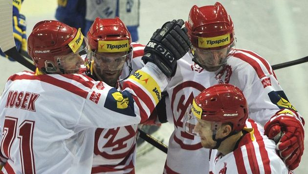 Hokejisté Třince (zleva) David Nosek, Martin Růžička, Radek Bonk a Vojtěch Polák se radují z gólu. Hokejisté Třince (zleva) David Nosek, Martin Růžička, Radek Bonk a Vojtěch Polák se radují z gólu.