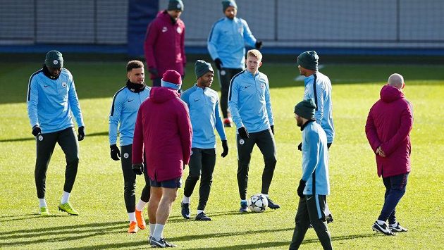 Fotbalisté Manchesteru City na tréninku před úterním zápasem Ligy mistrů s Basilejí. Fotbalisté Manchesteru City na tréninku před úterním zápasem Ligy mistrů s Basilejí.