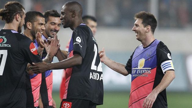 Éric Abidal, druhý zprava, během exhibičního utkání po boku Lionela Messiho (vpravo), Daniela Osvalda (vlevo), Daniela Alvese (druhého zleva) a Ezequiela Lavezziho. Éric Abidal, druhý zprava, během exhibičního utkání po boku Lionela Messiho (vpravo), Daniela Osvalda (vlevo), Daniela Alvese (druhého zleva) a Ezequiela Lavezziho.