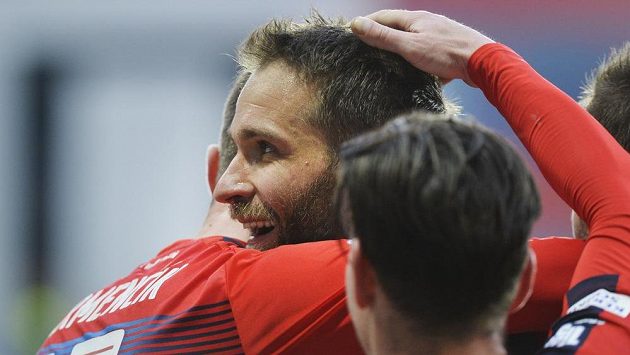 Marek Bakoš z Viktorie Plzeň se raduje se spoluhráči poté, co vstřelil druhou branku z penalty za faul na Martina Zemana. Marek Bakoš z Viktorie Plzeň se raduje se spoluhráči poté, co vstřelil druhou branku z penalty za faul na Martina Zemana.
