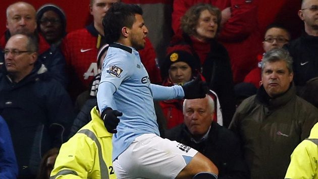 Sergio Agüero slaví svůj vítězný gól na půdě Manchesteru United. Sergio Agüero slaví svůj vítězný gól na půdě Manchesteru United.