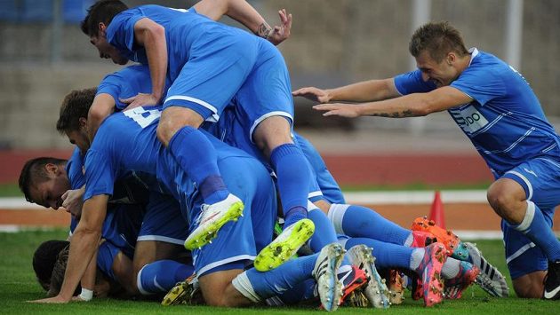 Ústečtí fotbalisté dosáhli v 3. kole MOL Cupu senzačního vítězství 4:2 nad Slavií a pražský celek vyřadili. Ústečtí fotbalisté dosáhli v 3. kole MOL Cupu senzačního vítězství 4:2 nad Slavií a pražský celek vyřadili.