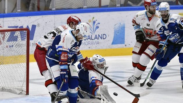Skrumáž před brankou Komety Brno - zleva Jakub Orsava z Hradce, Rhett Holland z Brno a domácí brankář Pavel Jekel. Skrumáž před brankou Komety Brno - zleva Jakub Orsava z Hradce, Rhett Holland z Brno a domácí brankář Pavel Jekel.