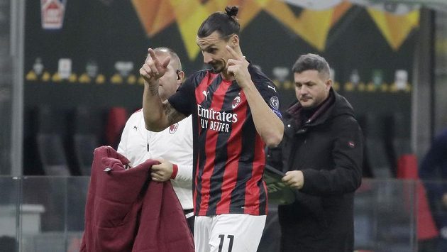 Fotbalista AC Milán Zlatan Ibrahimovic gestikuluje při střídání v zápase s Lille. Fotbalista AC Milán Zlatan Ibrahimovic gestikuluje při střídání v zápase s Lille.