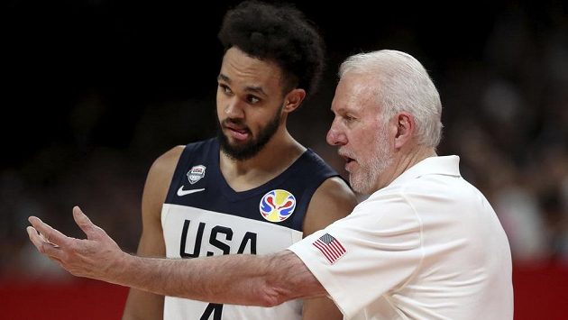 Trenér basketbalové reprezentace USA Gregg Popovich udílel pokyny Derricku Whiteovi během utkání mistrovství světa. Trenér basketbalové reprezentace USA Gregg Popovich udílel pokyny Derricku Whiteovi během utkání mistrovství světa.
