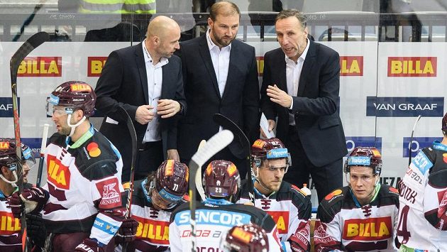 Nový trenér hokejové Sparty Praha Miloslav Hořava (vpravo) a asistenti Jaroslav Hlinka (vlevo) a Petr Ton během utkání s Brnem. Nový trenér hokejové Sparty Praha Miloslav Hořava (vpravo) a asistenti Jaroslav Hlinka (vlevo) a Petr Ton během utkání s Brnem.