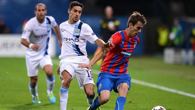Záložník Tomáš Hořava (vpravo) si krátce po svém příchodu do Plzně zahrál Ligu mistrů proti Manchesteru City. Záložník Tomáš Hořava (vpravo) si krátce po svém příchodu do Plzně zahrál Ligu mistrů proti Manchesteru City.