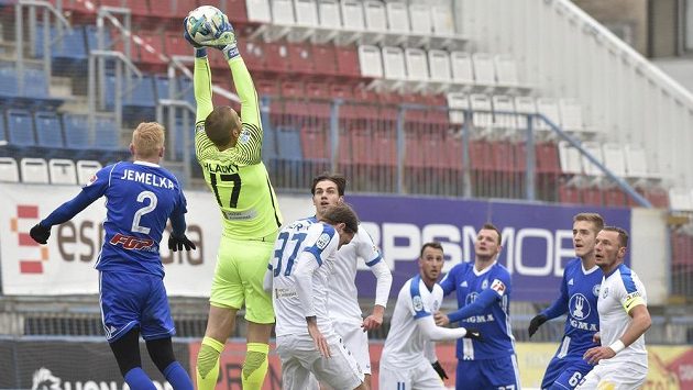 Přípravné utkání v Olomouci, míč chytá liberecký brankář Václav Hladký. Přípravné utkání v Olomouci, míč chytá liberecký brankář Václav Hladký.