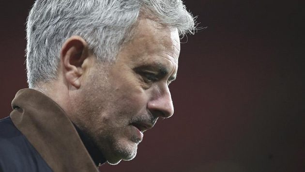 Legendární trenér José Mourinho na lavičce Tottenhamu skončil Legendární trenér José Mourinho na lavičce Tottenhamu skončil
