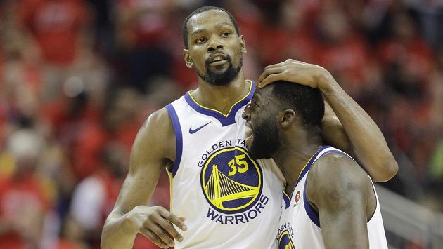 Basketbalisté Golden State Warriors Kevin Durant (35) a Draymond Green (23) během rozhodujícího semifinále. Basketbalisté Golden State Warriors Kevin Durant (35) a Draymond Green (23) během rozhodujícího semifinále.