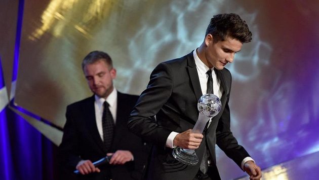 Aleš Matějů s cenou Objev roku během Galavečera Synot ligy 2014/2015 - archivní snímek. Aleš Matějů s cenou Objev roku během Galavečera Synot ligy 2014/2015 - archivní snímek.