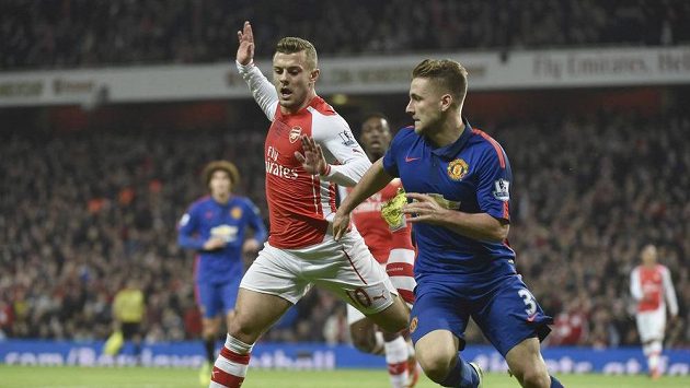 Jack Wilshere z Arsenalu (vlevo) a Luke Shaw z Manchesteru United bojují o míč. Jack Wilshere z Arsenalu (vlevo) a Luke Shaw z Manchesteru United bojují o míč.
