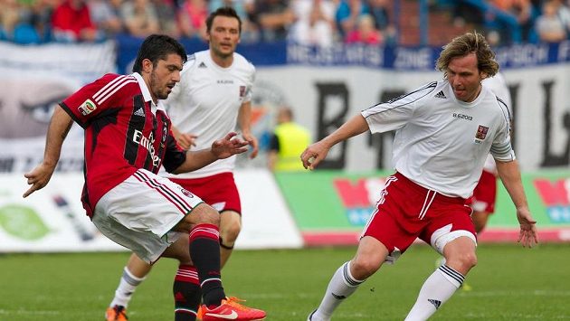 Pavel Nedvěd v souboji s Gennarem Gattusem. V pozadí Marek Jankulovski. Pavel Nedvěd v souboji s Gennarem Gattusem. V pozadí Marek Jankulovski.