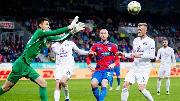 Brankář Slovácka Matouš Trmal si jde pro balón v zápase s Plzní. Brankář Slovácka Matouš Trmal si jde pro balón v zápase s Plzní.