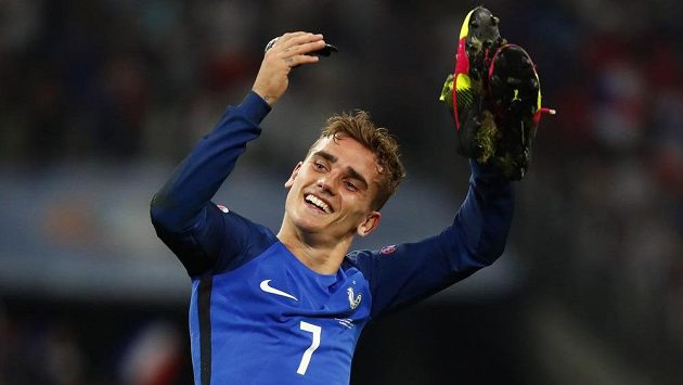 Francouzský útočník Antoine Griezmann slaví postup do finále mistrovství Evropy. Francouzský útočník Antoine Griezmann slaví postup do finále mistrovství Evropy.
